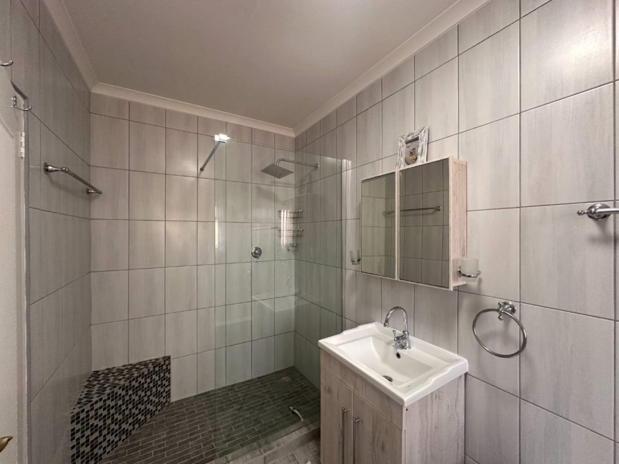 5 Bedroom Property for Sale in Fraaiuitsig Western Cape